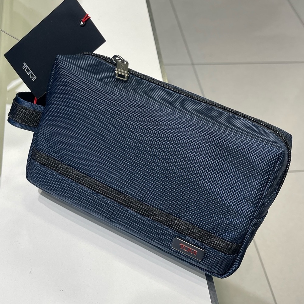 (new+tag) Tumi rare travel kit navy blue (unisex) large size 5”x8”x2.5”